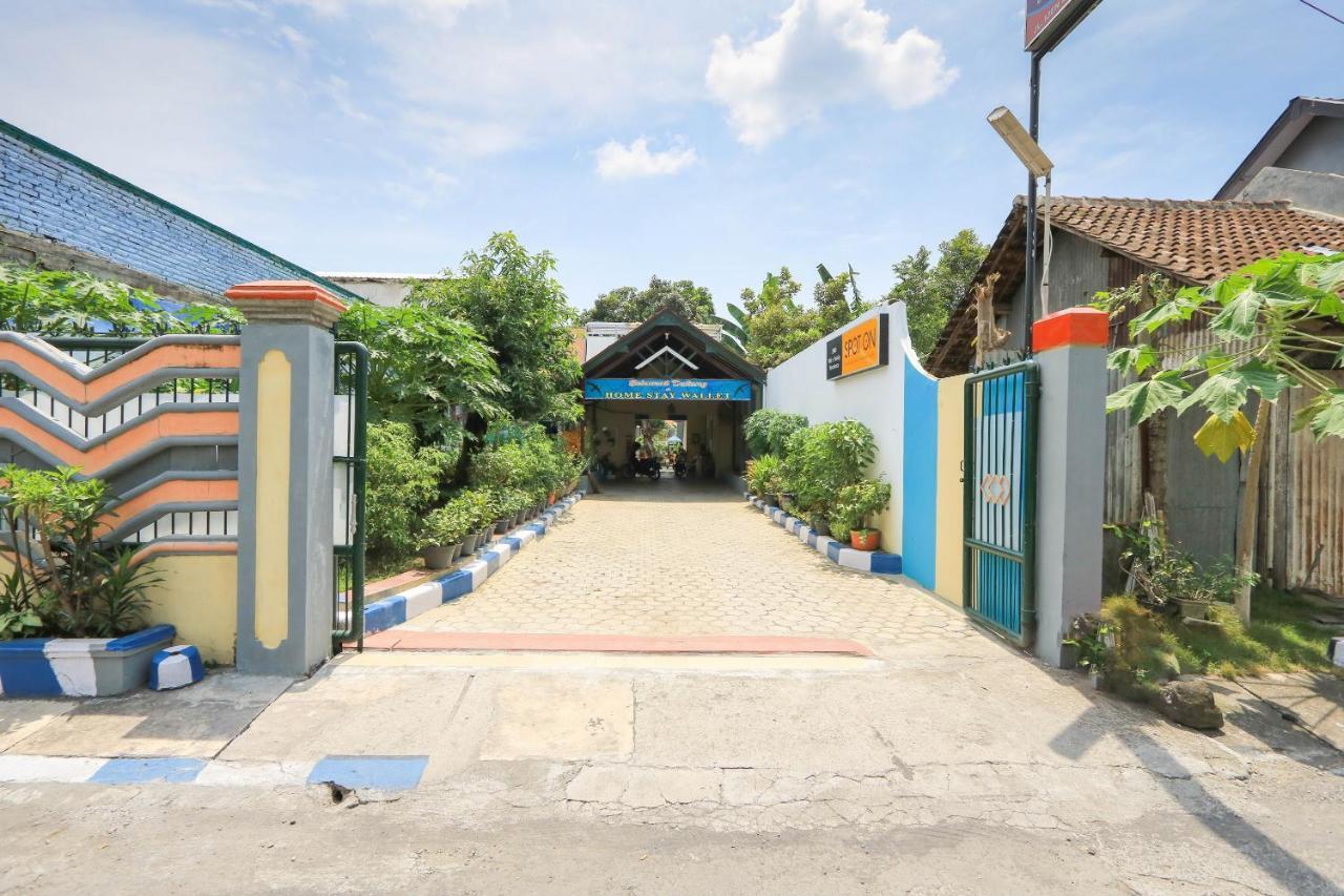 Oyo 2440 Wallet Family Residence Syariah Lumajang Exterior foto